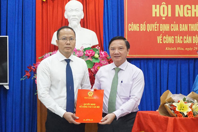 Ông Nguyễn Khắc Định trao quyết định cho ông Nguyễn Khắc Hà.