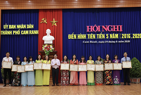 Đồng chí Nguyễn Tấn Tuân tặng bằng khen cho các cá nhân