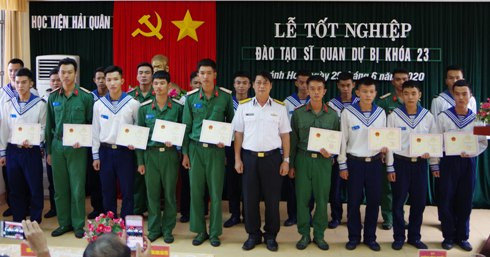 Đại tá, Tiến sĩ Huỳnh Vĩnh Tuyến trao bằng tốt nghiệp cho các học viên.