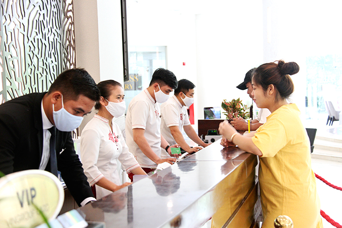 Khách du lịch làm thủ tục check-in tại khách sạn Vinpearl trên đảo Hòn Tre, Nha Trang. 