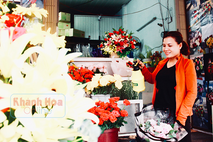 zzMỗi ngày chăm sóc cho gian hàng hoa tươi của mình là niềm vui lớn nhất của chị Trần Thị Hạnh.