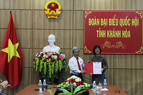Ông Lê Xuân Thân trao quyết định cho bà Bùi Thị Yến.
