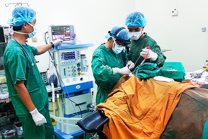 Các bác sĩ thực hiện ca phẫu thuật tại Bệnh viện Đa khoa huyện Cam Lâm.