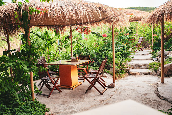 Trên đảo có nhiều không gian để bạn và người thân thưởng thức ẩm thực vô cùng thoải mái, gần gũi với thiên nhiên biếc xanh.