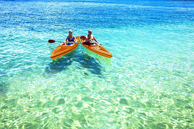 Chèo thuyền Kayak dưới làn nước trong xanh mát...