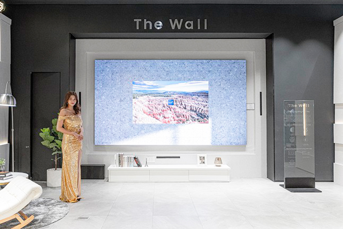  Dòng sản phẩm The Wall có thể sử dụng như là một bức tranh dán tường