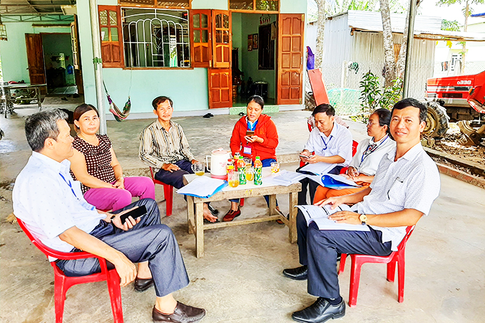 Điều tra viên thực hiện Điều tra nông thôn, nông nghiệp giữa kỳ  tại một hộ dân ở xã Sơn Bình, huyện Khánh Sơn.