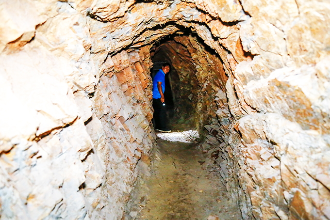 Hầm khai thác vàng trái phép  ở Ninh Sơn, Ninh Hòa.