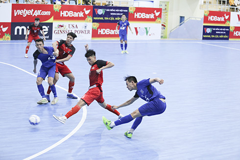 Các cầu thủ TSN (áo xanh) có trận thắng đậm trước Cao Bằng.