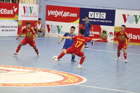 Các cầu thủ Kariachain Sài Gòn và Cao Bằng trong trận đấu lượt 8.