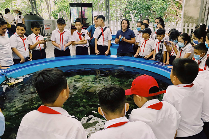 Bảo tàng Hải dương học tuyên truyền cho các đoàn học sinh đến thăm quan