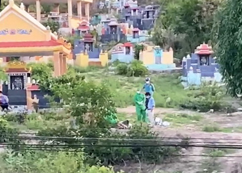 Người đàn ông chết trên võng trong nghĩa trang