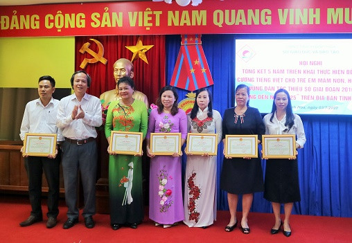 Lãnh đạo Sở Giáo dục và Đào tạo Khánh Hòa trao giấy khen cho các tập thể. 