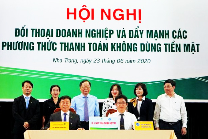 Bảo hiểm xã hội tỉnh và Vietcombank Khánh Hòa ký thỏa thuận hợp tác.