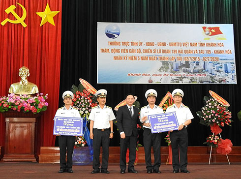 Ông Nguyễn Khắc Định trao bảng tượng trưng 100 triệu đồng cho Lữ đoàn 189 Hải quân và bảng tượng trưng 200 triệu đồng cho Tàu ngầm 185 - Khánh Hòa.