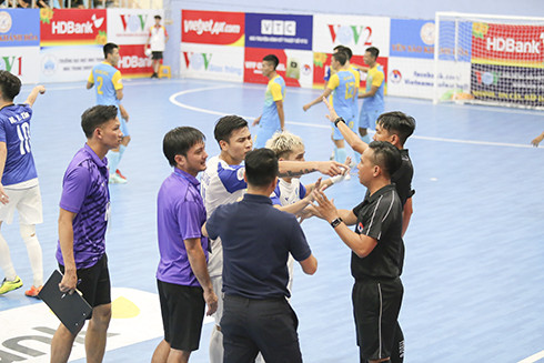 Phản ứng của các cầu thủ, ban huấn luyện Thái Sơn Bắc sau bàn thua đầy tranh cãi ở cuối trận đấu.