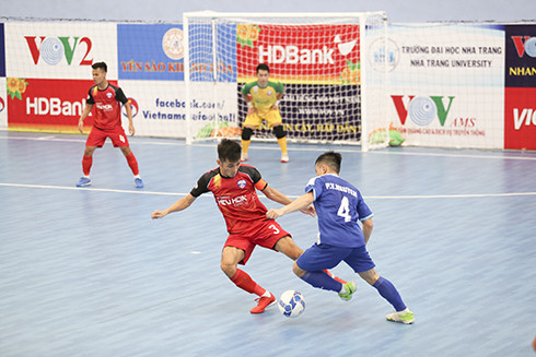Các cầu thủ Đà Nẵng (áo đỏ) có trận thắng ngược rất hay trước Kariachain Sài Gòn.