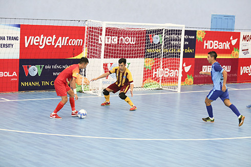 Phùng Trọng Luân (áo đỏ, bên trái) cùng các đồng đội có chiến thắng dễ dàng trước VietFootball.