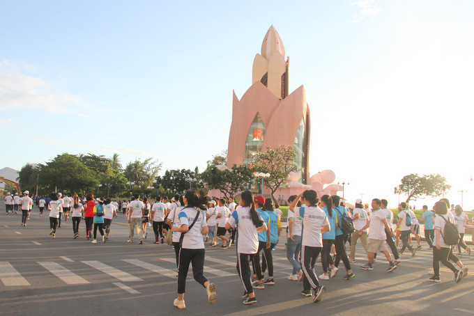 Nhiều sinh viên của các trường Đại học, Cao đẳng trên địa bàn TP. Nha Trang tham gia Ngày chạy vì cuộc sống xanh - sạch - đẹp