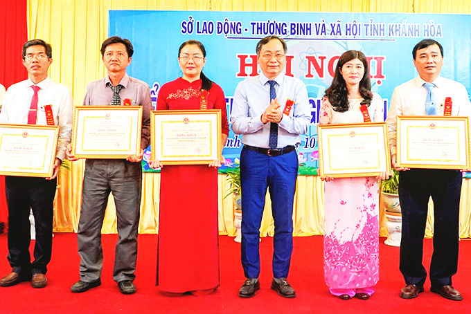 Đồng chí Nguyễn Đắc Tài tặng bằng khen  cho các tập thể trong ngành Lao động - Thương binh và Xã hội.
