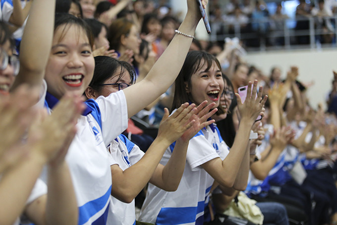 Niềm vui cổ động viên Đại học Nha Trang khi các cầu thủ đội nhà ghi bàn thắng.