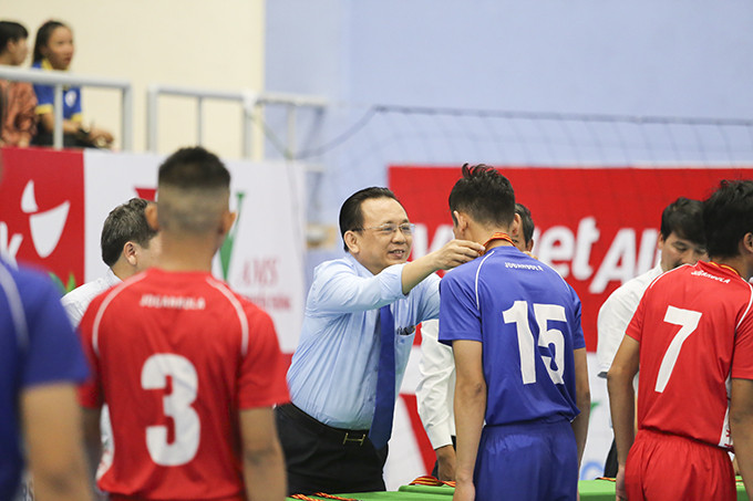 Ông Lê Hữu Hoàng, Phó Chủ tịch UBND tỉnh trao huy chương vàng cho các cầu thủ đội vô địch.