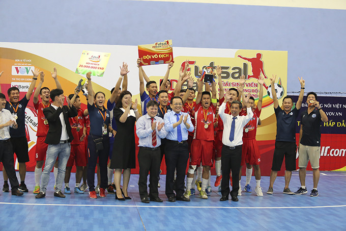 Đội bóng trường Đại học Nha Trang đoạt cúp vô địch giải.