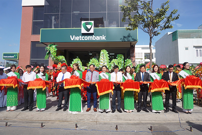 Các đại biểu cắt băng khai trương trụ sở mới Vietcombank Phước Hải