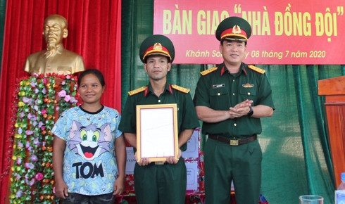 Thượng tá Đinh Văn Hưng trao quyết định bàn giao nhà cho Thượng úy Bo Bo Hồng Ngân. 