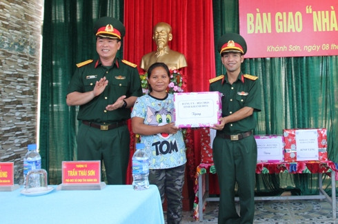 Lãnh đạo Bộ CHQS tỉnh trao quà tặng gia đình Thượng úy Bo Bo Hồng Ngân.