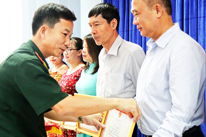 Thượng tá Đỗ Quang Hơn - Phó Chủ nhiệm Ủy ban Kiểm tra Đảng ủy Quân sự tỉnh trao bằng khen cho các tập thể, cá nhân điển hình tiên tiến cấp cơ sở ngành Tư pháp giai đoạn 2015 - 2020.