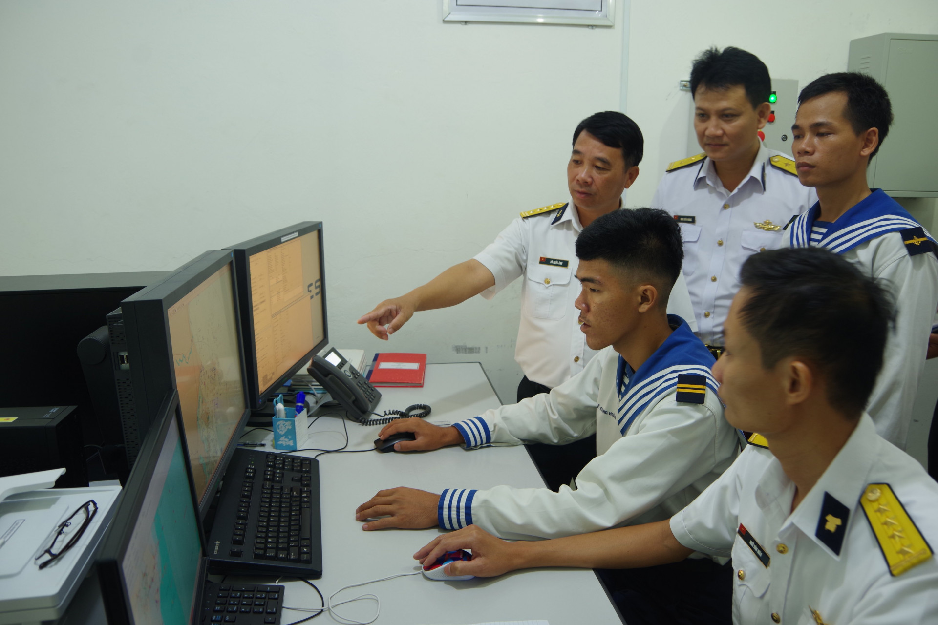 Đại tá Hồ Quốc Ánh, Chính ủy Trung đoàn thăm và động viên cán bộ, chiến sỹ Trạm ra đa