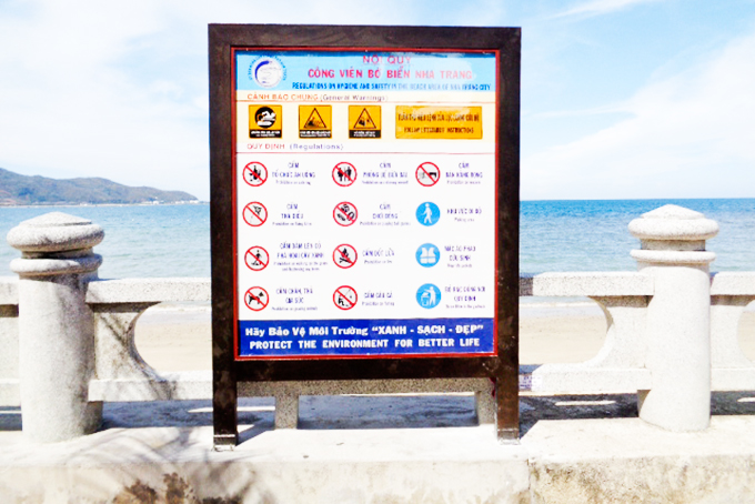 Bảng nội quy nơi công viên bờ biển