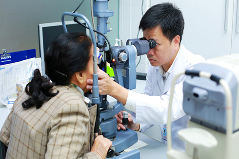 Bác sĩ Lê Mạnh Đức, Phó giám đốc, Trưởng khoa Mắt Bệnh viện Bưu điện đang khám mắt cho bệnh nhân. Ảnh: Bệnh viện cung cấp