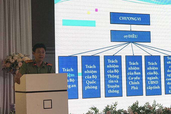 Thượng tá Nguyễn Thành Hưng - Phó Trưởng phòng An ninh chính trị nội bộ (PA03) - Công an tỉnh giới thiệu một số nội dung liên quan đến Luật An ninh mạng và các quy định pháp luật về quản lý, cung cấp, sử dụng thông tin trên mạng Internet.