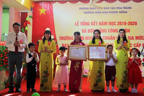 Đại diện Sở Giáo dục và Đào tạo Khánh Hòa trao các chứng nhận cho nhà trường. 