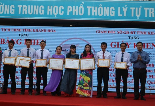 Ông Tạ Hồng Quang – Chánh Văn phòng Tỉnh ủy Khánh Hòa trao bằng khen của UBND tỉnh cho các giáo viên của trường. 