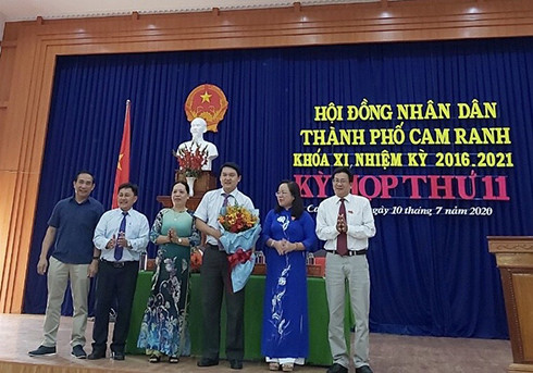 Thường trực HĐND TP. Cam Ranh tặng hoa chúc mừng ông Lương Đức Hải