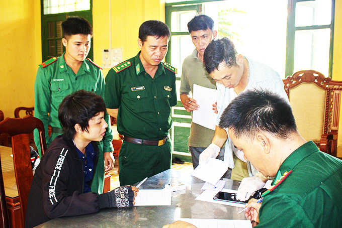 Lực lượng Bộ đội Biên phòng tỉnh lấy lời khai đối tượng phạm tội về ma túy.