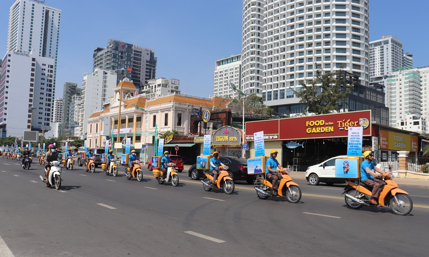 BHXH Khánh Hòa phối hợp với Bưu điện Khánh Hòa tổ chức diễu hành qua các tuyến phố chính TP. Nha Trang