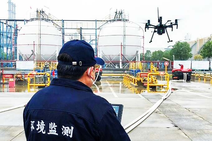 Nhân viên dùng drone gắn cảm biến sniffer4D để kiểm tra chất lượng không khí. 