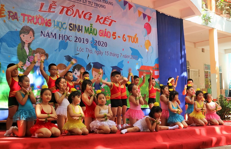 Lễ ra trường của các bé 5-6 tuổi Trường Mầm non Lý Tự Trọng