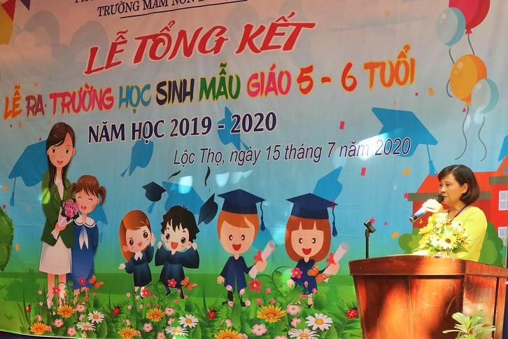 Cô Hứa Thị Minh Thu - Hiệu trưởng nhà trường dặn dò, động viên các bé. 