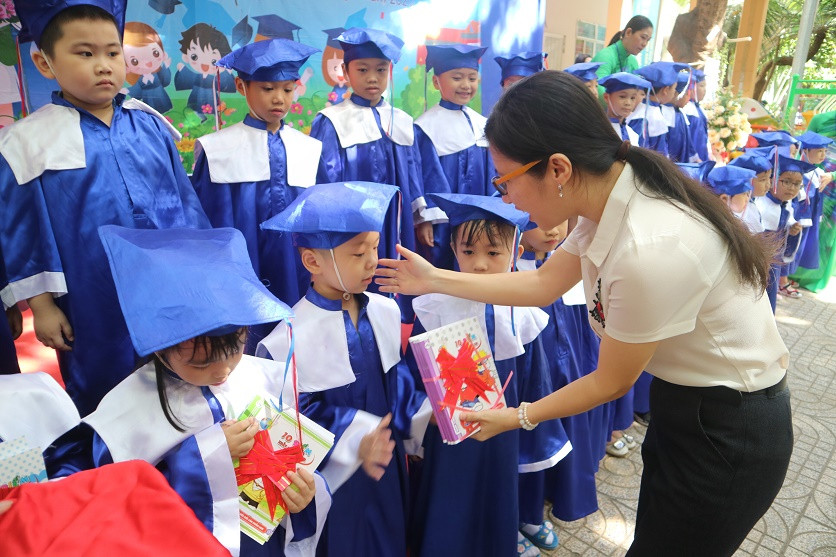 Các bé được nhận quà trong buổi lễ chia tay trường mẫu giáo. 
