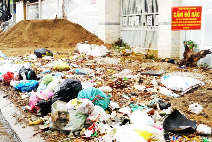 Đổ rác nơi bảng cấm