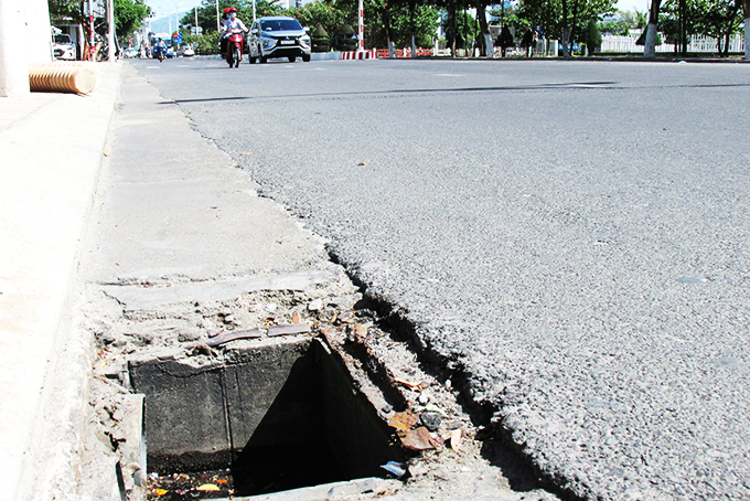 Cần đậy nắp cống