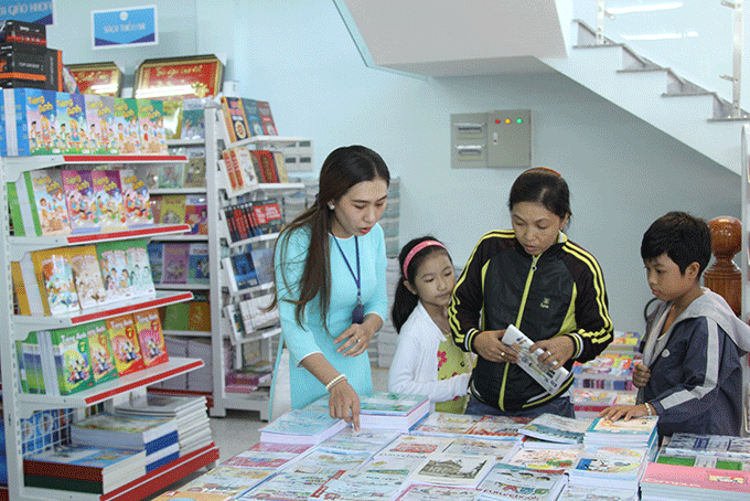 Những khách hàng đầu tiên tham quan, mua sắm tại Trung tâm sách Cam Ranh. 