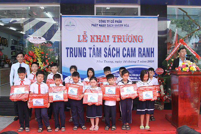 Lãnh đạo Trung tâm sách Cam Ranh tặng quà cho các em học sinh. 