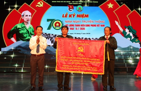 Ông Nguyễn Thanh Vân trao bức trướng của Tỉnh ủy tặng Hội Cựu TNXP tỉnh.