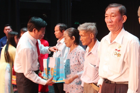 Ông Trần Mạnh Dũng trao quà tặng các cựu TNXP.